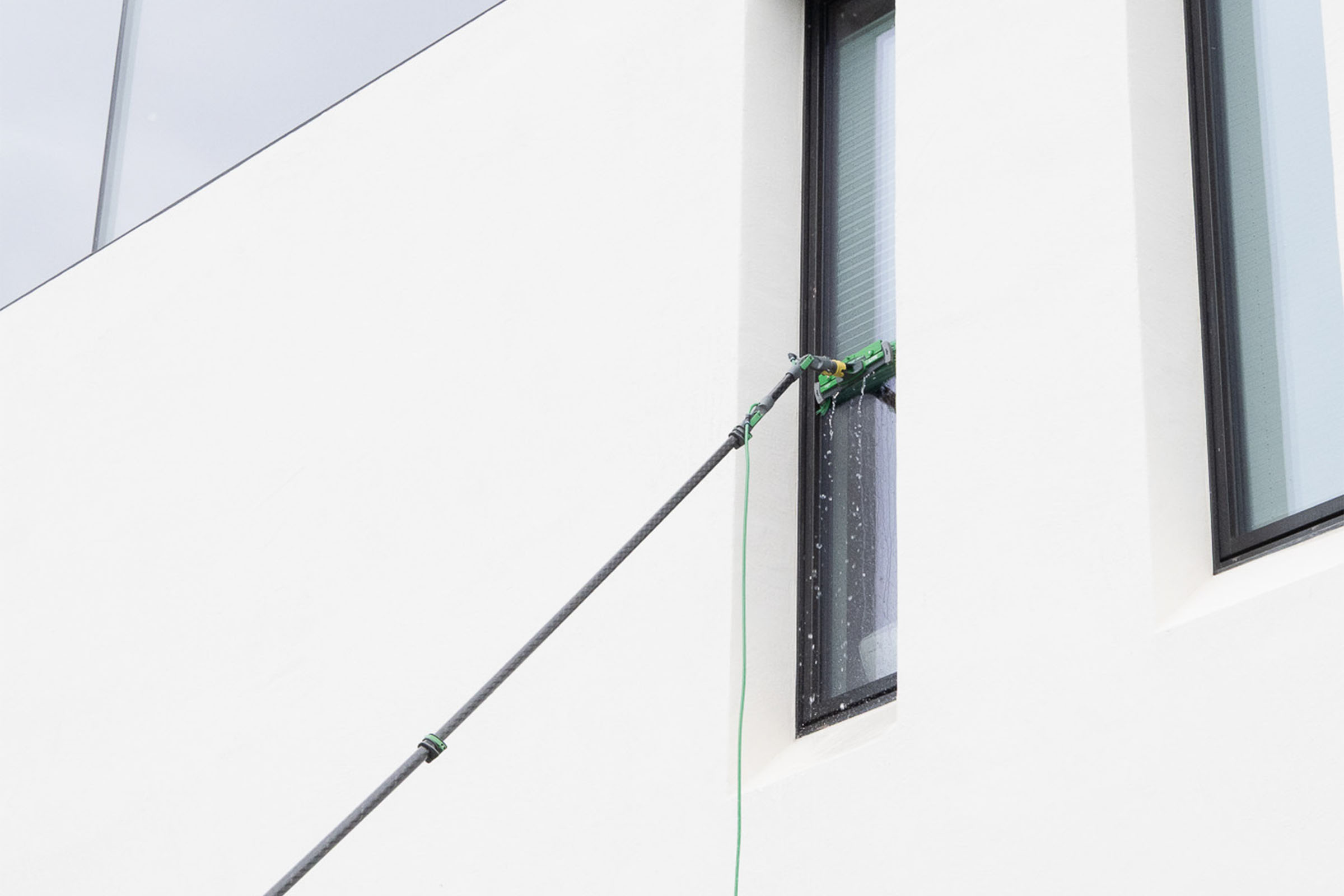 Professionelle Glas- und Fassadenreinigung mit wasserführender Teleskopstange