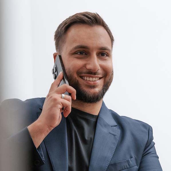 Portraibild von Sefa Kara am telefonieren