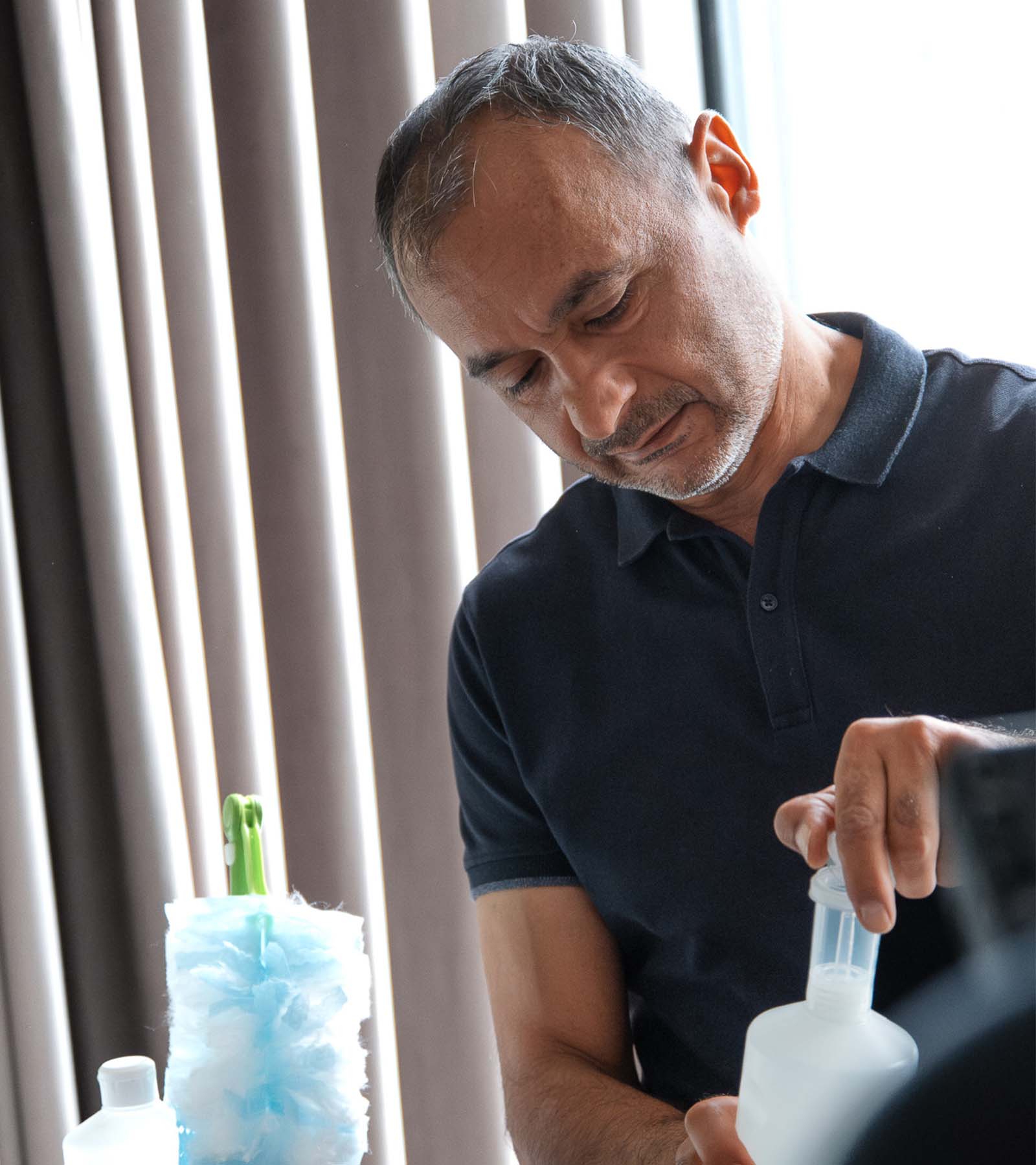 KARA Gebäudeservice Mitarbeiter dosiert Putzmittel